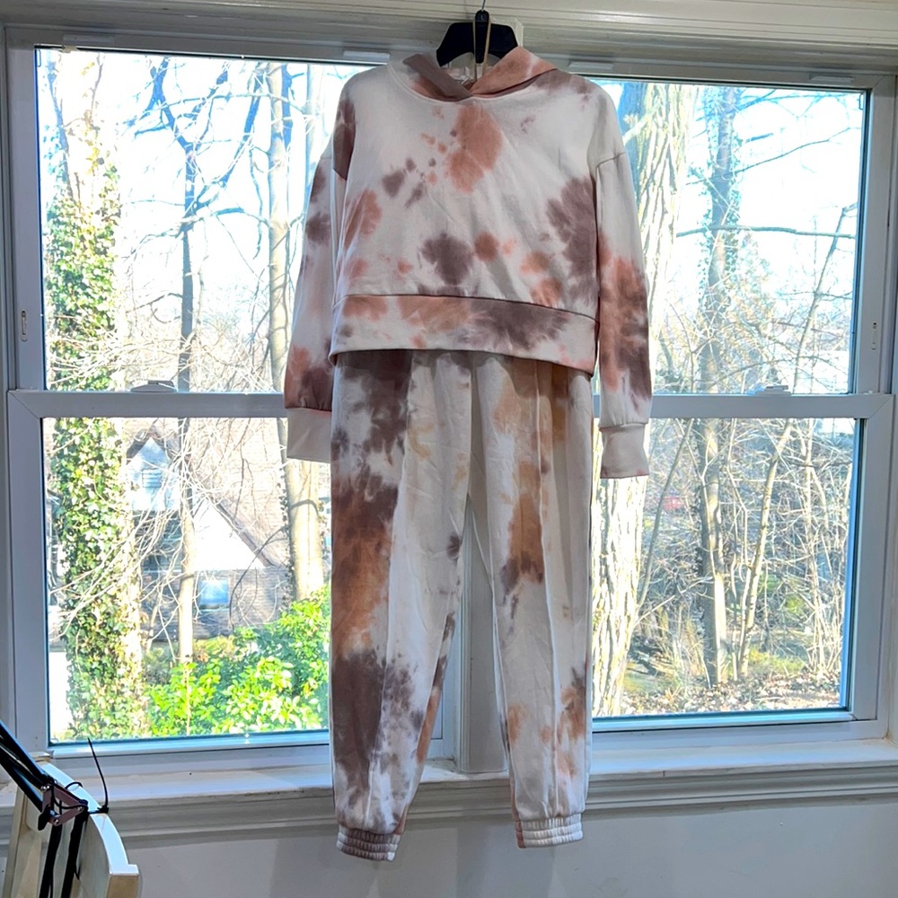 High waist tie-dye jogger and crop top sweater set size large brand new with tag